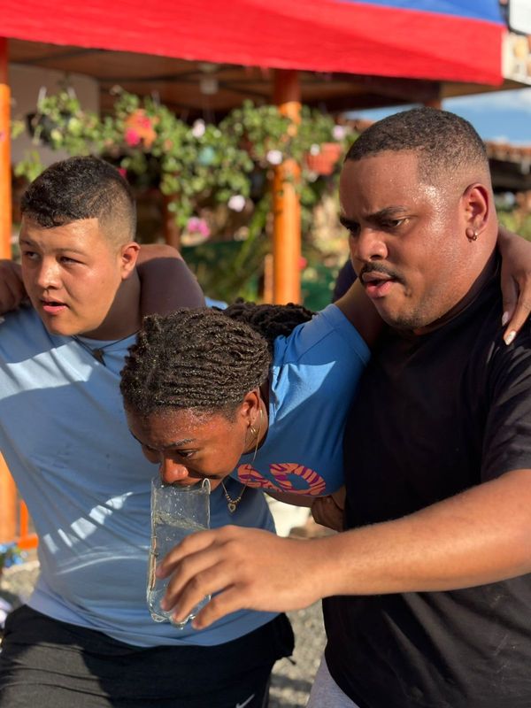Un joven de MATAÜA UP abraza y acompaña a su compañero durante una actividad del campo
